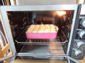 烤箱180度预热，将烤盘放入烤箱中下层