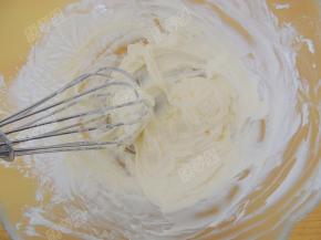 黄油室温软化，用手动打蛋器搅打至颜色发白、体积微膨大