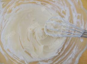 加入糖粉搅打均匀