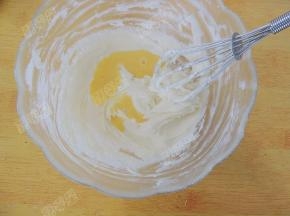 分三次加入鸡蛋液，每一次都要充分搅打至蛋液完全被吸收，再加下一次