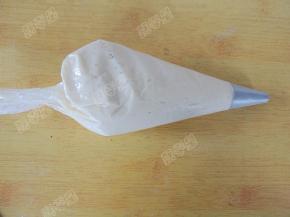 将面糊装入裱花袋中，使用的是中号圆孔花嘴