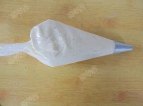 将面糊装入裱花袋中，使用的是中号圆孔花嘴
