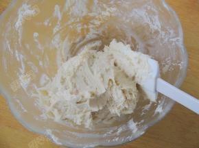 用橡皮刮刀翻拌均匀