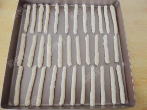 尽量均匀得挤入烤盘中