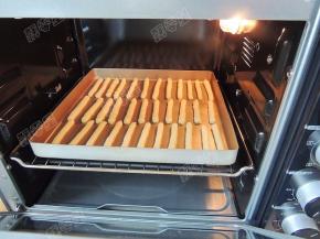 烤箱预热，上下火185度，将烤盘放入预热好的烤箱中下层