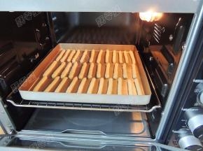 烤箱预热，上下火185度，将烤盘放入预热好的烤箱中下层