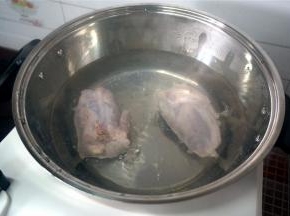 猪展肉洗净后沸水煮烫数分钟，捞起。