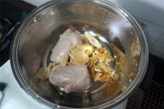将猪展肉，响螺片，汤料包，姜块同放入锅里。