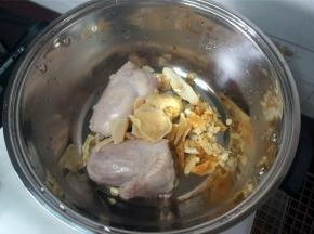 将猪展肉，响螺片，汤料包，姜块同放入锅里。