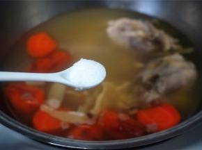 离结束还有2分钟的时候加入2小勺食盐，少许油。