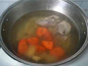 离结束还有1小时的时候放入胡萝卜块。