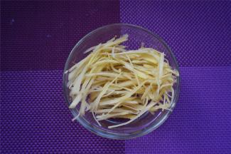 姜，去皮切丝备用。