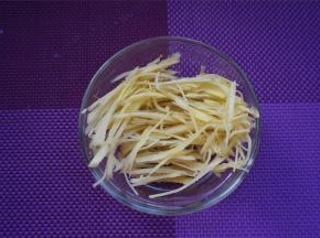姜，去皮切丝备用。