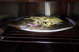 抽出加水盒，加满纯净水后装回去。