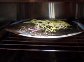 抽出加水盒，加满纯净水后装回去。