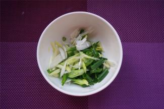 准备一小碗葱花。