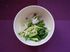 准备一小碗葱花。