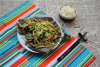 将熟油姜丝，葱花铺到蒸好的鱼上，然后淋上适量的酱油，完成。