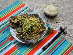 将熟油姜丝，葱花铺到蒸好的鱼上，然后淋上适量的酱油，完成。