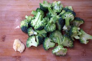 西兰花掰开，切成小朵，洗净备用。姜一小块，拍扁。