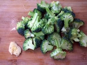 西兰花掰开，切成小朵，洗净备用。姜一小块，拍扁。