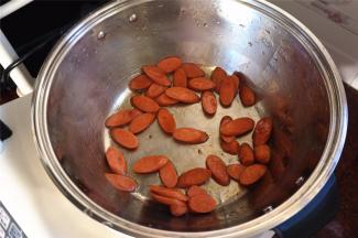 将自动锅旋至高火，然后加入1大勺的橄榄油，油热后放入火腿片，快速翻炒1分钟，加入1勺砂糖，1勺生抽，翻炒均匀，将其装入到西兰花中间。