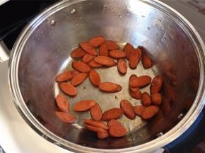 将自动锅旋至高火，然后加入1大勺的橄榄油，油热后放入火腿片，快速翻炒1分钟，加入1勺砂糖，1勺生抽，翻炒均匀，将其装入到西兰花中间。