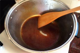 将50克清水，2勺子砂糖，2勺子淀粉，1勺子生抽，1大勺蚝油，1小勺盐，放入同一个碗中伴均匀，然后倒入锅里，用中火煮汁至至沸腾冒泡即可熄火。