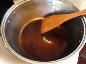 将50克清水，2勺子砂糖，2勺子淀粉，1勺子生抽，1大勺蚝油，1小勺盐，放入同一个碗中伴均匀，然后倒入锅里，用中火煮汁至至沸腾冒泡即可熄火。