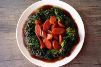 将汁淋到西兰花上面，完成。