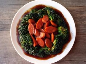 将汁淋到西兰花上面，完成。