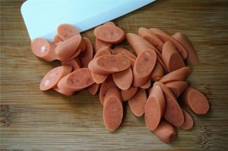 将火腿肠切片。