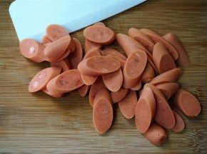 将火腿肠切片。