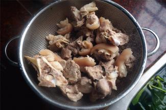 猪手剁成大块，沸水煮数分钟后捞起泡冷水浴，然后捞起沥干水备用。