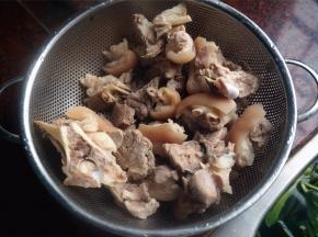 猪手剁成大块，沸水煮数分钟后捞起泡冷水浴，然后捞起沥干水备用。