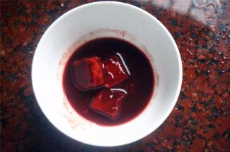 准备南乳块和南乳汁（南乳就是大家所说的红腐乳），搅碎成汁液。