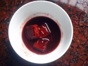 准备南乳块和南乳汁（南乳就是大家所说的红腐乳），搅碎成汁液。