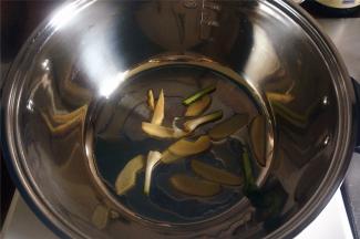 锅里放油，放入姜片，蒜白。