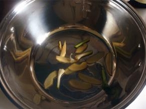 锅里放油，放入姜片，蒜白。