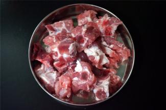 排骨洗净后切成小块。