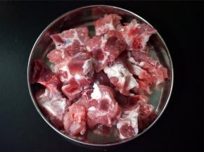 排骨洗净后切成小块。