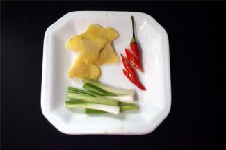 准备姜片，葱段，红辣椒（切碎）。