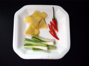 准备姜片，葱段，红辣椒（切碎）。