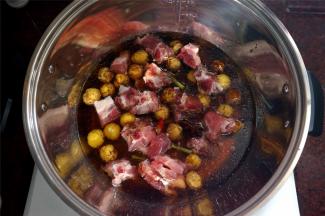 将主料以及配料放入锅里。