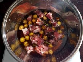 将主料以及配料放入锅里。