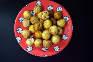 栗子去皮备用。