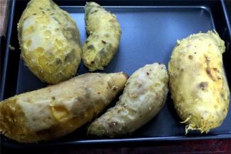 将煮好的番薯剥皮。