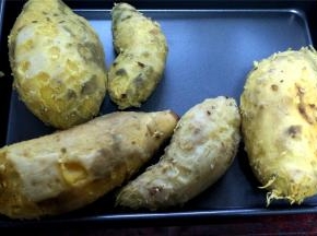 将煮好的番薯剥皮。