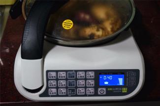 盖锅，高火，时间为70分钟。因为煮了40分钟后，番薯还是不能顺利刺穿，所以再煲了30分钟，实在太大根了。