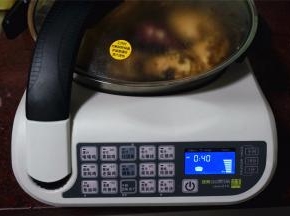 盖锅，高火，时间为70分钟。因为煮了40分钟后，番薯还是不能顺利刺穿，所以再煲了30分钟，实在太大根了。